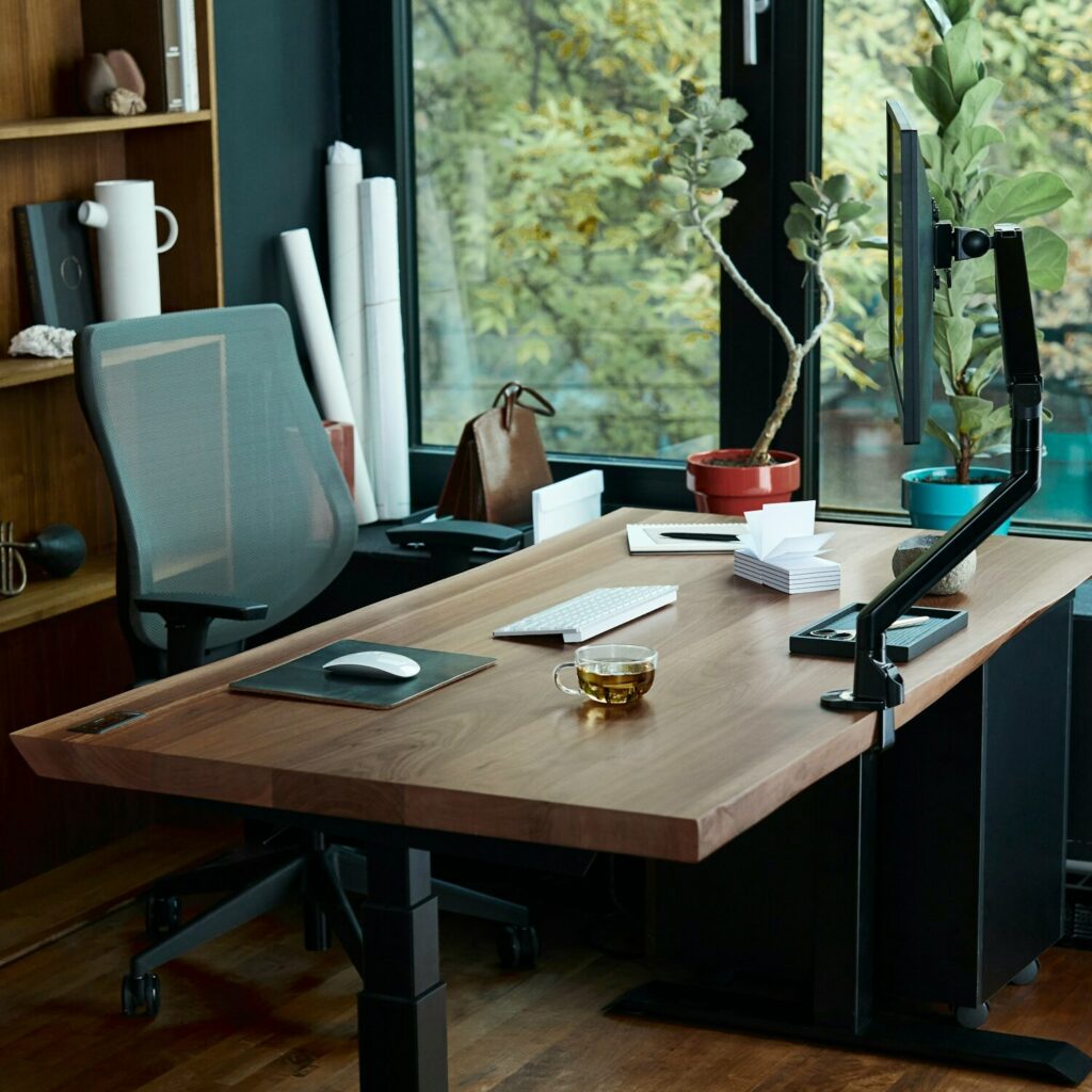 Ergonomische Büroumgebung, höhenverstellbarer Tisch und ergonomischer Stuhl fördert die Bürogesundheit
